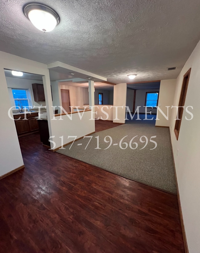 Entry/ Flex Space - 14360 S Grange Rd