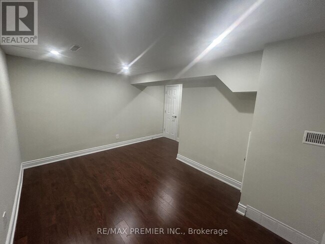 Photo du bâtiment - 4057 Taffey Crescent