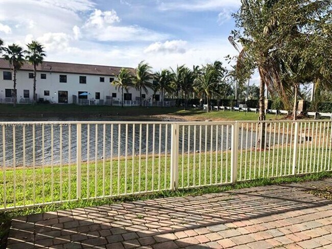 Foto del edificio - 8960 NW 97th Ave