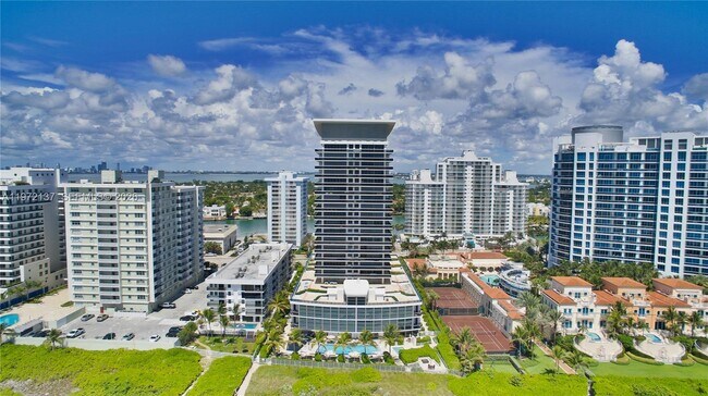 Foto del edificio - 5875 Collins Ave