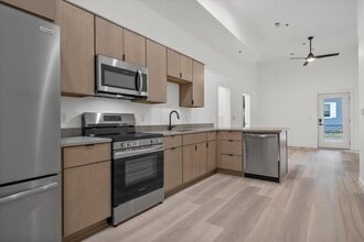 Building Photo - 308 Oak St