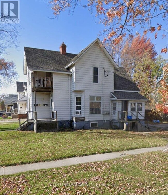 Building Photo - 452 Confederation St