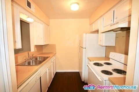 Building Photo - 2 bed 1.5 bath Move in READY!!