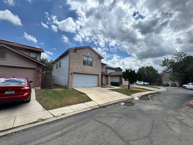 Foto del edificio - Spacious 3-Bedroom Home in Prime Location ...