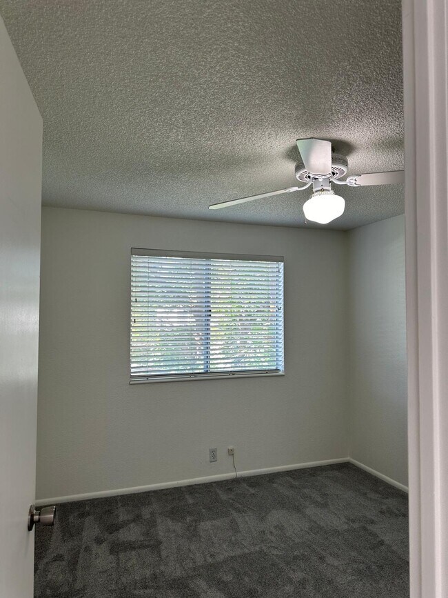 Building Photo - 1030 E Quail Vista Ct