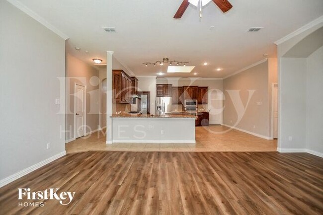 Building Photo - 7620 Town Lake Dr
