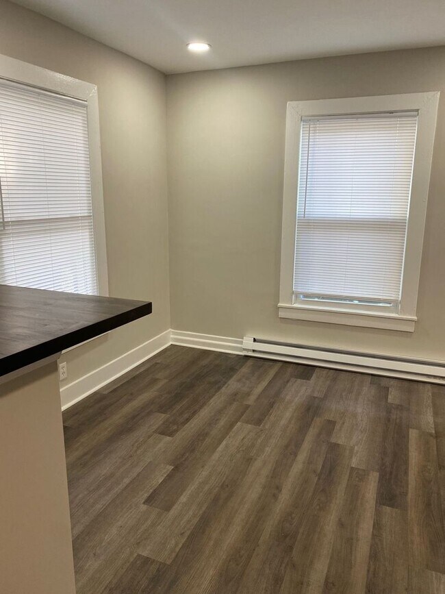 Building Photo - Fully Renovated 2 bedroom/1 bath Duplex "A...