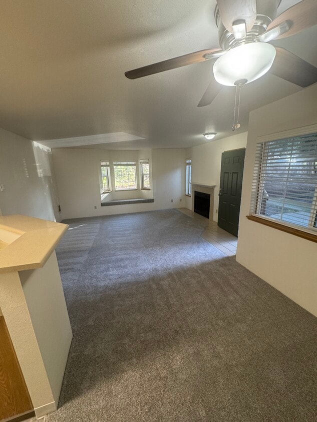 Asiento de ventana de sala de estar en 2x - Forest Green Apartments