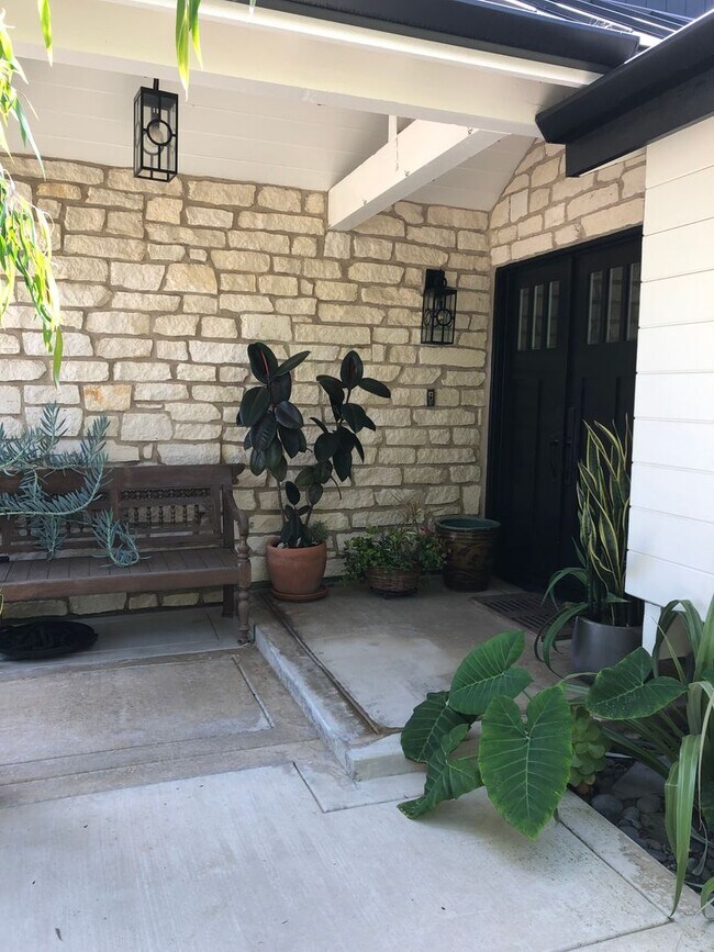 Building Photo - Rare custom home in South Huntington Beach