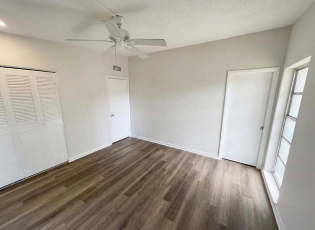 Building Photo - 141 SE Calmoso Dr