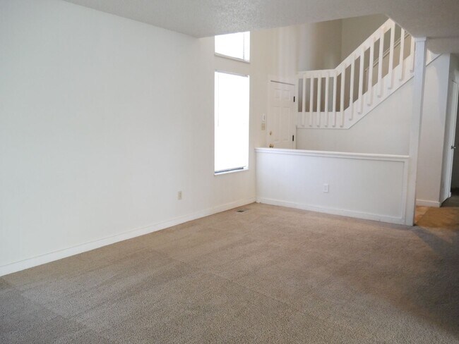 Building Photo - 4 bed/2.5 bath home