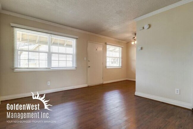 Building Photo - Coronado Top Floor 1Bdm 1Ba Apartment