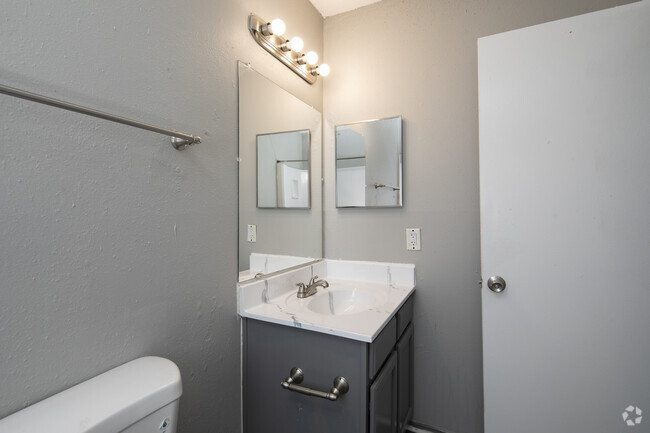 2BR, 2BA - 905SF - Classic - Second Bathroom - Aspen Apartments