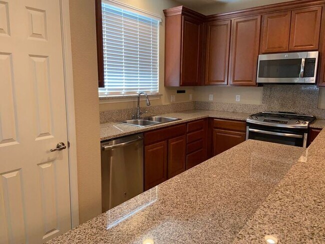 Building Photo - 3 Bedroom House by Virginia Lake - 2 Car G...