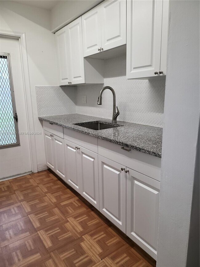 Building Photo - 1836 Arthur St