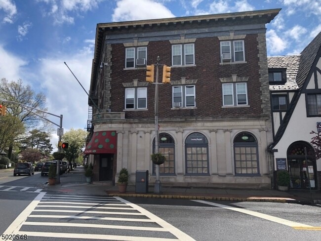 Building Photo - 598 Valley Rd