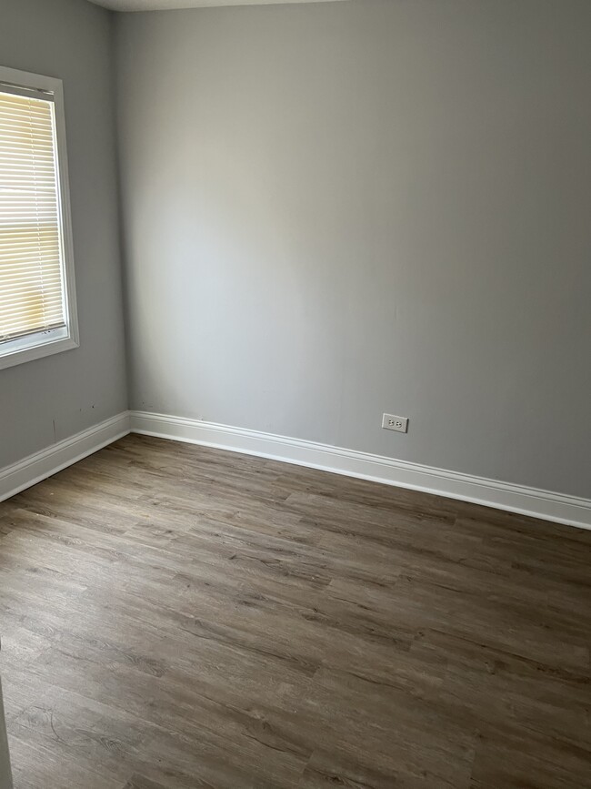 Bedroom - 2054 W James St