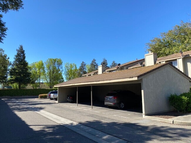 Building Photo - Large Condo near Freeway Access!