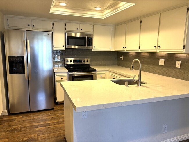 Building Photo - Stylish Upstairs Condo Next to Peter's Canyon