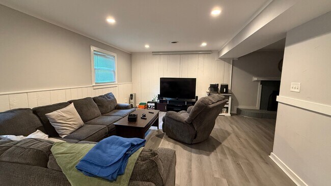 Foto del edificio - 3650 Laurel Dr