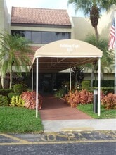 Building Photo - 220 Lakeview Dr