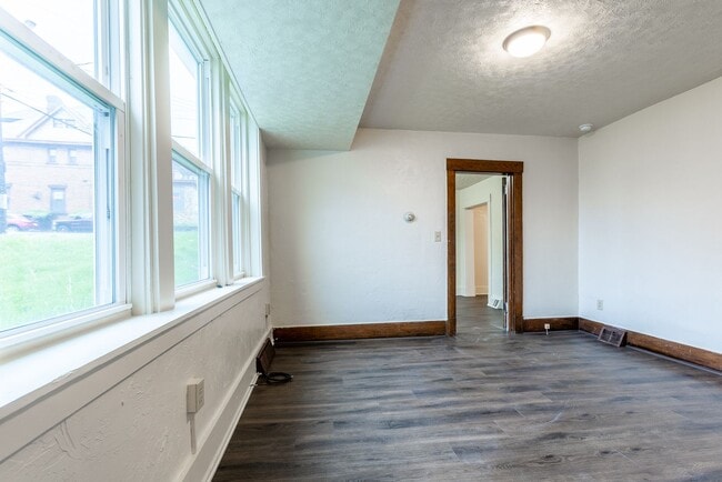 Building Photo - 466 Hays Ave