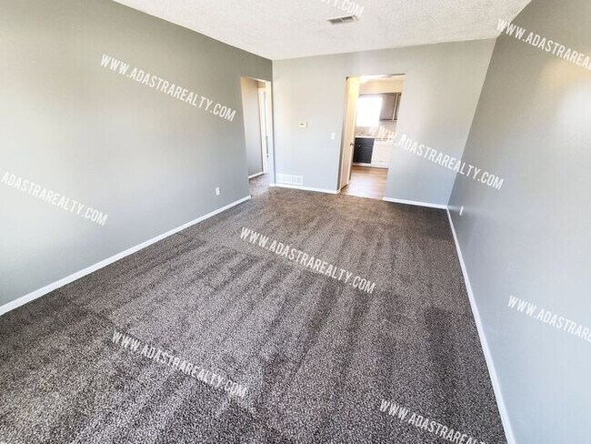 Foto del edificio - 2nd Floor Apartment w/Balcony in Spring Hi...