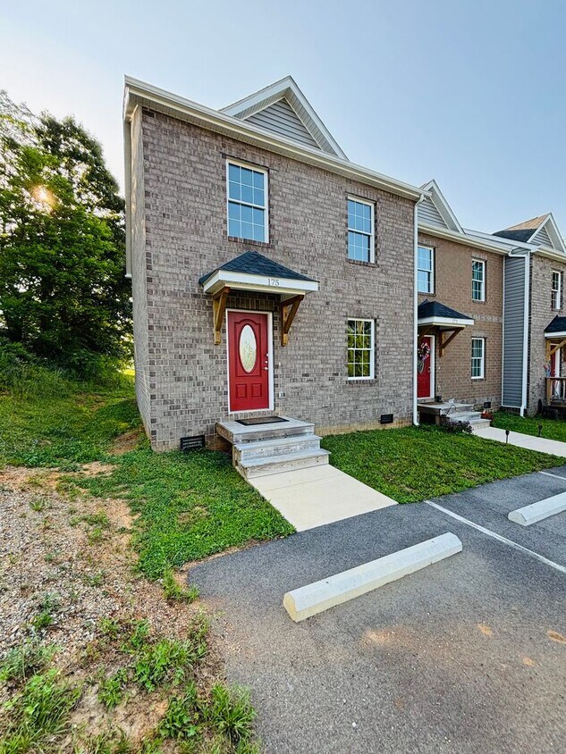 Foto principal - 3 Bedroom, 2.5 Bath Townhouse