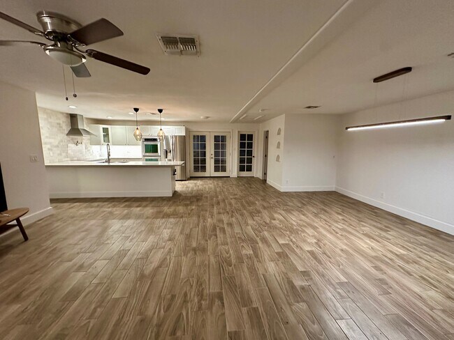 Cocina - 7970 W Elm St