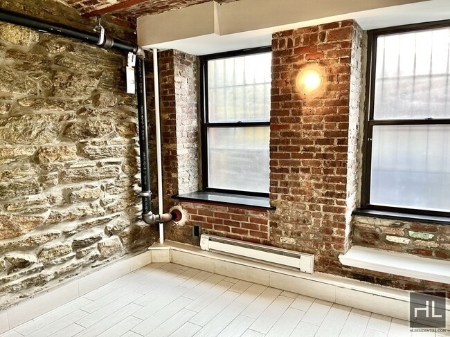 Building Photo - STYLISH + UNIQUE 2 BED WITH PRIVATE PATIO ...
