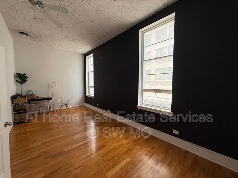 Building Photo - 218.5 Park Central E