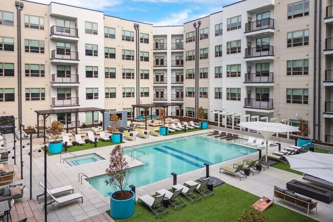 Piscina - The Porter at Westport Plaza