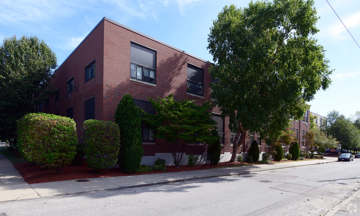 Building Photo - Geneva Plaza Apartments