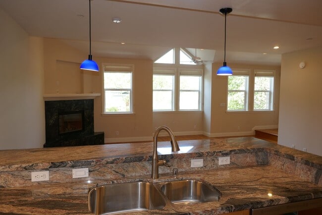 Building Photo - IMMACULATE MULTI-LEVEL HOME BUILT IN 2002 ...