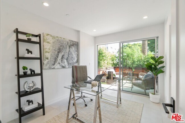 Foto del edificio - 7150 Willoughby Ave