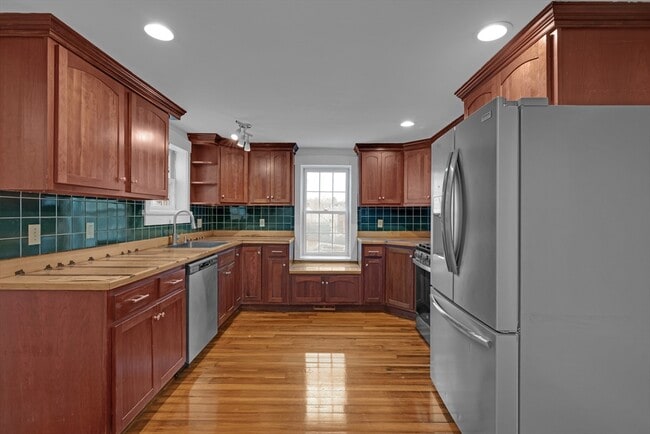 Building Photo - 22 School St