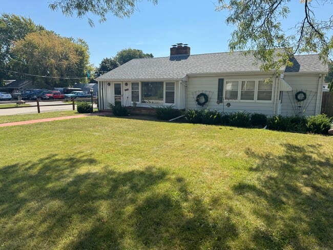Exterior (Front yard) - 2009 Durand Ave