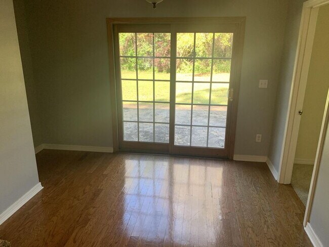 Building Photo - "Spacious 4-Bedroom Gem with 2 Full Baths ...