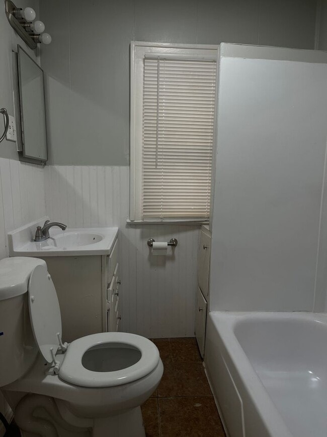 Building Photo - 3311 E 52nd | 2 BDRM 1 BATH | 711 SQFT