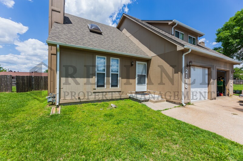 Primary Photo - 2118 S White Oak Cir