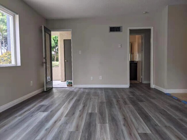 Building Photo - 7425 Charmant Dr