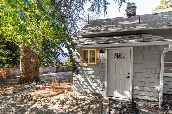 Foto del edificio - Cape Cod Cutie with 3 bd, 1 bth in Three T...