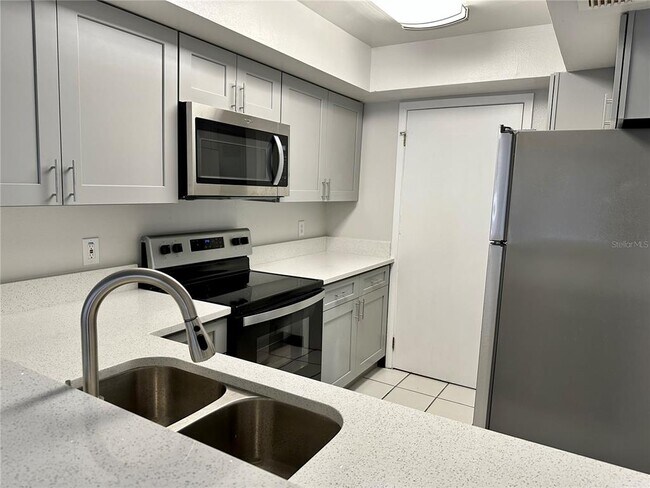 Building Photo - 2544 Lakeway Branch Dr