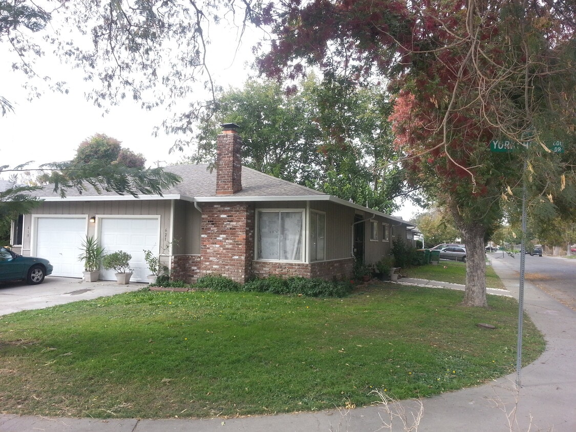 Exterior/Patio delantero - 621 E Yorkshire Dr