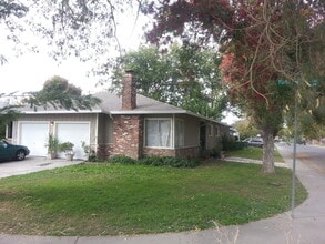 Building Photo - 621 E Yorkshire Dr