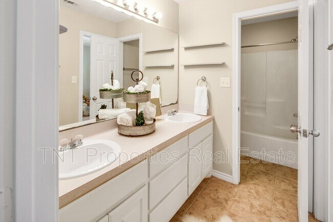Building Photo - 9902 Risky's Ranch Dr