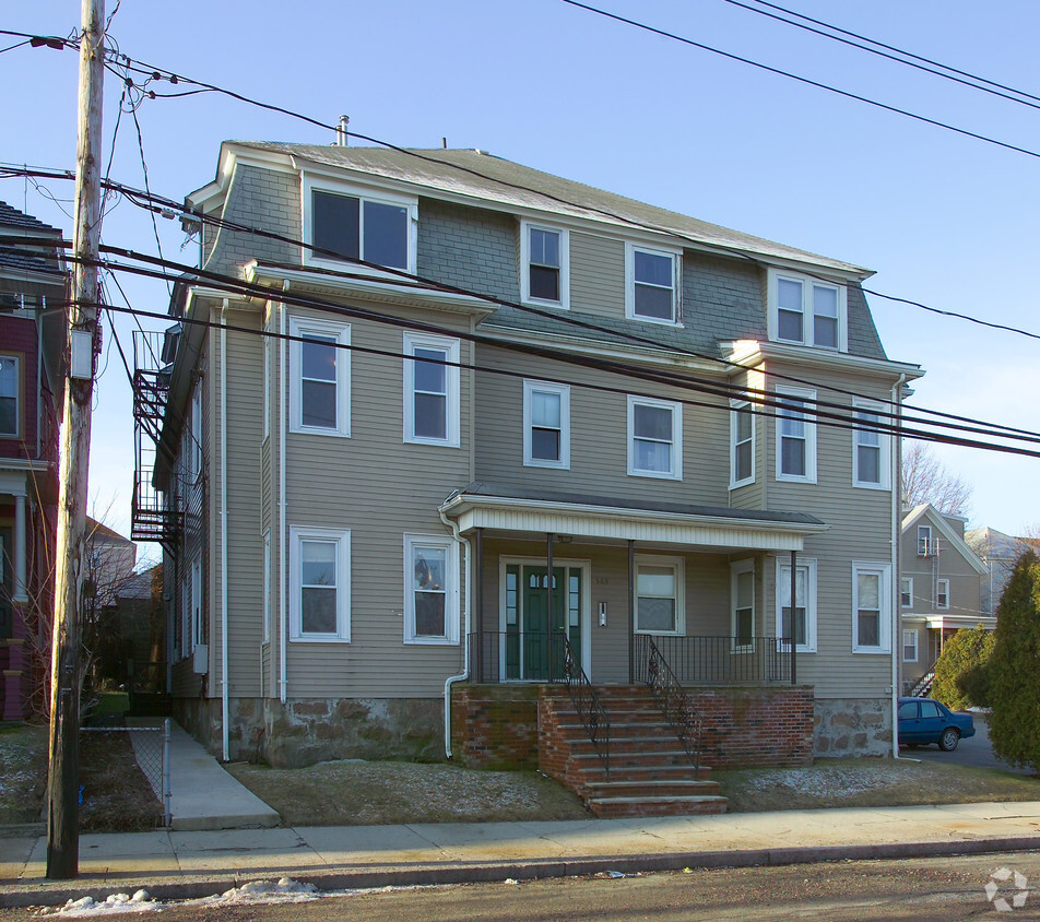 Building Photo - 569 Middle St