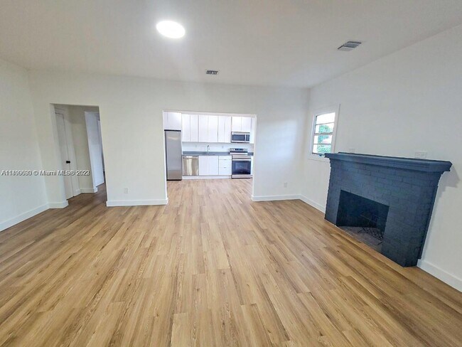 Building Photo - 900 SW 8th Ct