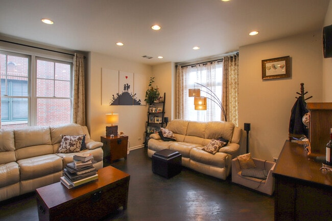 Foto del edificio - 2140 N Winchester Ave