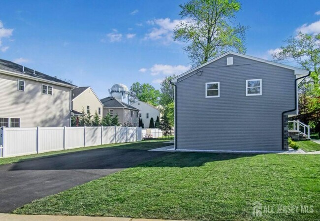 Building Photo - 156 Cliffwood Ave W